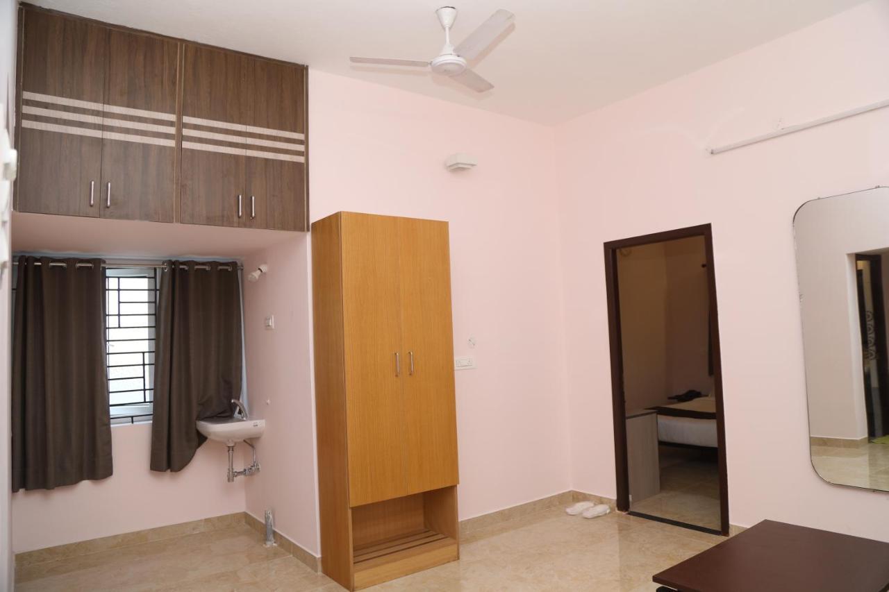 Hotel Rk - Temple Stay Thanjavur Bagian luar foto