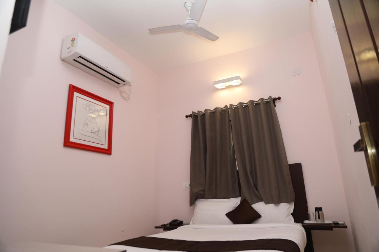 Hotel Rk - Temple Stay Thanjavur Bagian luar foto